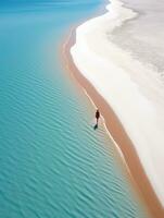 kvinna strand sand paradis hav hav tillbaka Drönare topp se vågor tystnad lugn zen lugn foto