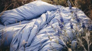 säng i de fält avslappning kudde täcke blommor plats dröm mjuk omslag Foto sovrum luft zen