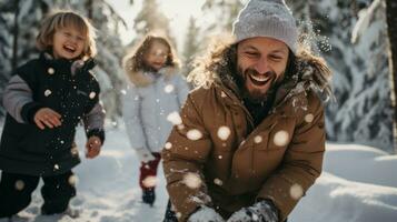 barn och föräldrar skrattande under snöboll bekämpa i de skog foto