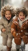 glad syskon har roligt i de snö foto