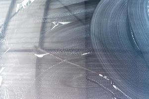 närbild grå bil med tvättskum foto