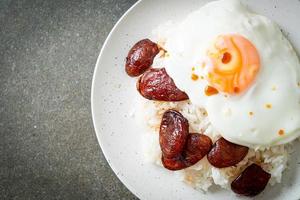 ris med stekt ägg och kinesisk korv - hemlagad mat i asiatisk stil foto