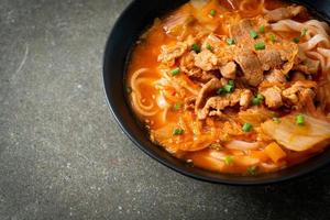 koreanska udon ramen nudlar med fläsk i kimchi soppa foto