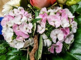 brudbukett med olika blommor foto