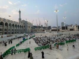 mecka, saudi Arabien, sep 2023 - på masjid al haram, mecka, pilgrimer från Allt över de värld samla i de yttre gård av masjid al haram för maghrib böner. foto