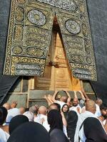 mecka, saudi Arabien, aug 2023 - pilgrimer från Allt över de värld samla nära de dörr av de kaaba i masjid al haram. foto