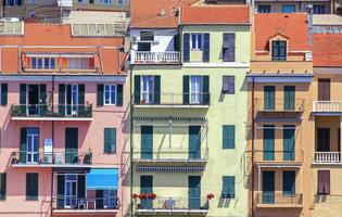 flerfärgade byggnader av staden Imperia, i Ligurien, Italien foto
