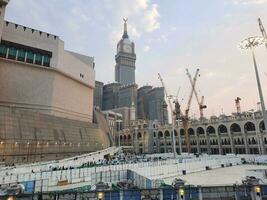 mecka, saudi Arabien, sep 2023 - en skön se av de makkah kunglig klocka torn på solnedgång. pilgrimer från Allt över de värld är upptagen framställning för maghrib böner. foto