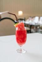 färskt vattenmelon smoothie glas på bordet i café restaurang foto