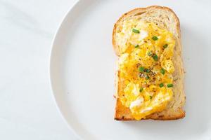 brödskål med äggröra på den vita plattan foto