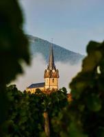 klocktorn av en gammal kyrka i byn bernardschwiller i alsace, frankrike foto