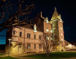 gammal byggnad av en liten vinröd stad, Frankrike foto