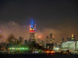 nattvy av den berömda Manhattan skyline foto