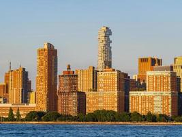 solig utsikt över den berömda Manhattan skyline foto