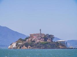 solig utsikt över Alcatraz Island och San Francisco Bay foto