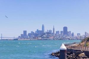 solig utsikt över Alcatraz Island och San Francisco skyline foto