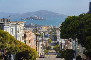 solig utsikt över Alcatraz Island och San Francisco Bay foto
