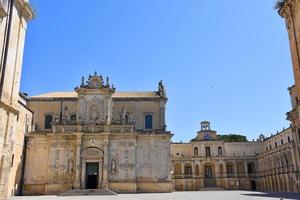 Italien, lecce, stad med barock arkitektur och kyrkor och arkeologiska lämningar. foto