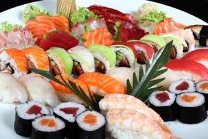 närbild sushi och sashimi blandat foto