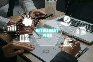 pensionering planen begrepp, företag team analyserar inkomst diagram och grafer med pensionering planen ikon på virtuell skärm. foto