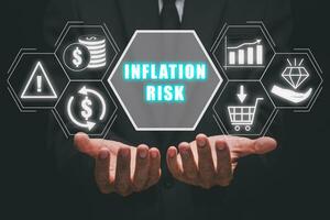 inflation risk begrepp, affärsman hand innehav inflation risk ikon på virtuell skärm. foto