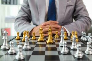 ung affärsman planera vinnande schack flytta i spel av schack representerar framgångsrik och segrande företag väg. schack begrepp representerar strategisk företag strategi till uppnå seger. foto