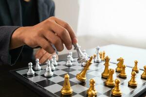 ung affärsman planera vinnande schack flytta i spel av schack representerar framgångsrik och segrande företag väg. schack begrepp representerar strategisk företag strategi till uppnå seger. foto