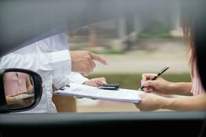 försäkring agenter träffa med kunder när olyckor inträffa till inspektera skada och dokumentera försäkring påståenden skyndsamt. begrepp av bil försäkring agenter till enträget inspektera skada för kunder. foto