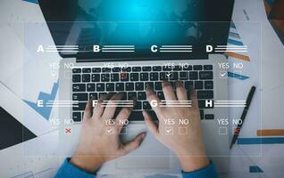 checklista och Urklipp uppgift dokumentation förvaltning, företag människor arbetssätt bärbar dator checklista frågeformulär bedömning form, uppkopplad undersökning uppkopplad examen välja de rätt svar i de examen foto