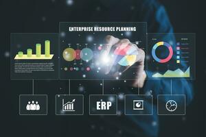 affärsman Rör analys och data förvaltning system analytiker arbetssätt i företag analys och data förvaltning system till göra rapporter och företags- strategi för finansiera, operationer foto