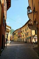 fortfarande liv. medeltida gränd med olika butiker i canzo, Lombardiet, Italien. september 2023 foto