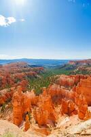 natur scen som visar skön hoodoos, toppar och spiror sten formationer Inklusive känd thors hammare i utah, förenad stater. foto