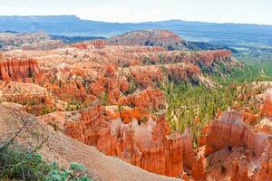 bra spiror ristade bort förbi erosion i känd bryce kanjon nationell parkera i utah, usa. foto