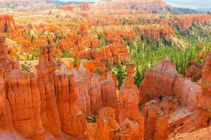 Fantastisk natur med skön hoodoos, toppar och spiror sten formationer Inklusive känd thors hammare i utah, förenad stater. foto