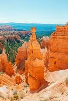 natur scen som visar skön hoodoos, toppar och spiror sten formationer Inklusive känd thors hammare i utah, förenad stater. foto