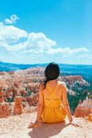 vandrare kvinna i bryce kanjon vilar njuter se i skön natur landskap med hoodoos, toppar och spiror sten formationer i utah foto