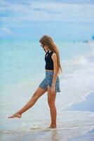 förtjusande tonåring flicka på de strand njut av henne sommar semester foto