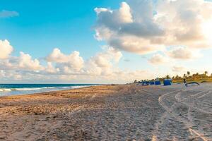 sandig havsstrand på solnedgång. skön strand i florida foto