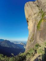 gavea sten i Rio de Janeiro med en vacker blå himmel.