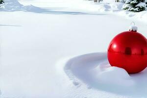 röd jul boll prydnad på de snö foto