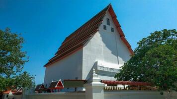 en buddist tempel serverar som en plats av dyrkan. thais är först och främst buddhister. många religiös byggnader var byggd till demonstrera på vilket sätt buddhism har vuxen foto