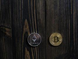 bitcoin och ethereum på en träbakgrund foto