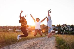 glada tjejer av olika nationaliteter hoppar och har kul foto