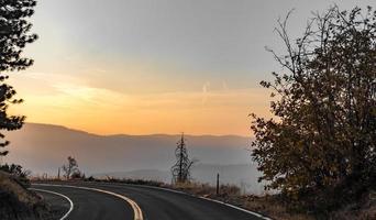 väg genom Yosemite National Park tidigt på morgonen foto