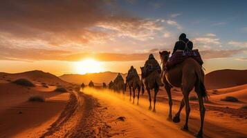 turister glädje i grupp kamel rider genom de öken- resa foto