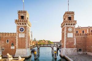 ingång till Venedig Arsenale foto