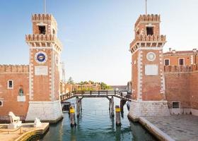 ingång till Venedig Arsenale foto