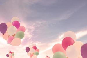 ballonger som flyger på bakgrund för blå himmel foto