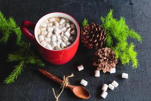 glödhet kakaokopp och presentask på juldagen foto