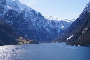 med ett kryssningsfartyg genom ardalsfjorden foto